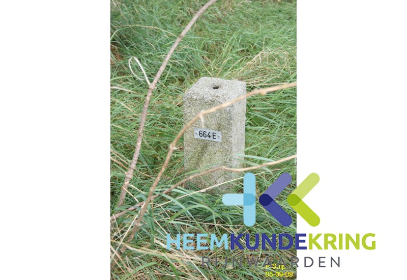 grenspalen Houber 5 - 09 - 09 664E grenspaal aan de rechterzijde van de renbaan aan de voet van de dam Coll.P.Snip F0000015